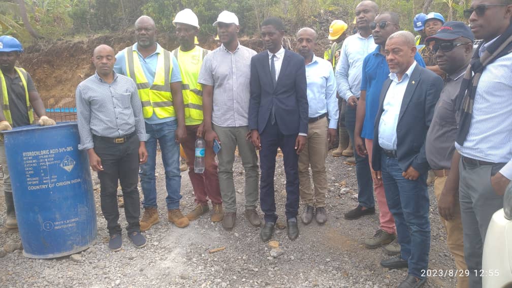 image Eau à Mboinkou : Une équipe de la Sonede à Mboinku